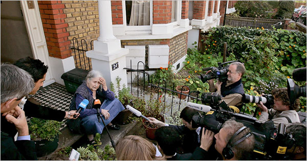 Doris Lessing, premio Nobel de Literatura en 2007, se encontró con los reporteros en su casa de Londres cuando volvía de la compra.